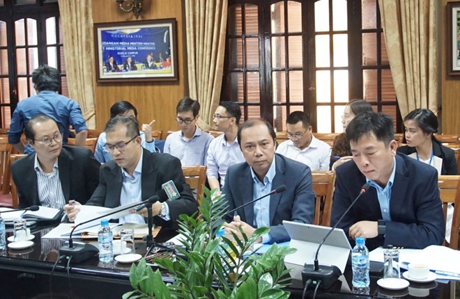 Thứ trưởng Bộ Ngoại giao Nguyễn Quốc Dũng (thứ 2 từ phải sang), trưởng đoàn Việt Nam tại ASEAN, chủ trì hội nghị. 