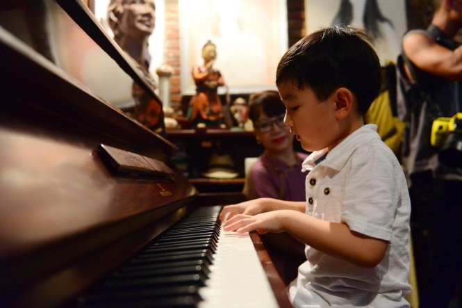 Evan Le chơi đàn trong phòng của cố nhạc sĩ Trịnh Công Sơn