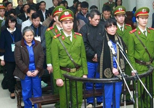 Bà Phạm Thị Bích Lương (đứng đầu, hàng trên) và các bị cáo tại tòa.