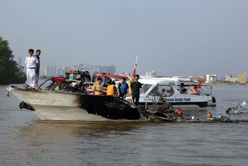 Tàu cánh ngầm chở 92 người bị cháy trên sông Sài Gòn năm 2014.