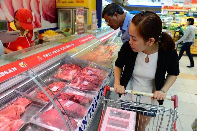 Nhiều người dân chọn mua thịt bò Úc tại siêu thị Co.op Mart trên đường Nguyễn Văn Linh, quận 7, TP.HCM chiều 2/12