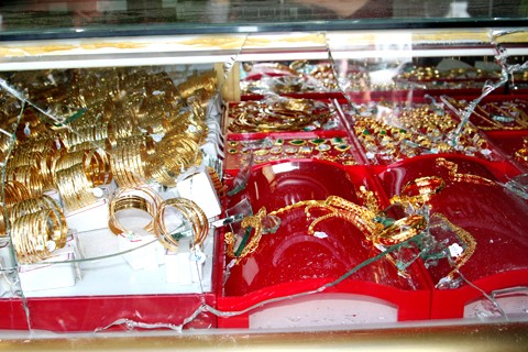 Hai tiệm vàng ở chợ miền Tây bị trộm đột nhập