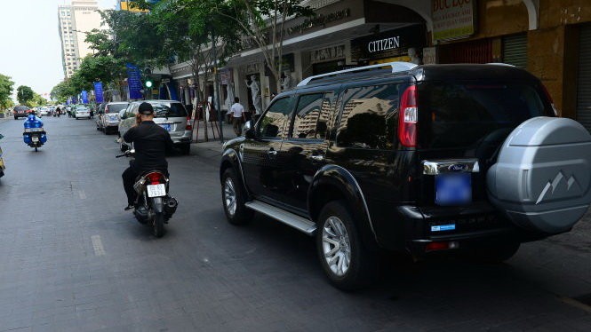 Bộ Tài chính yêu cầu kiểm soát chặt chẽ mua sắm và sử dụng ô tô công. Trong ảnh: xe biển số xanh tại TP.HCM 