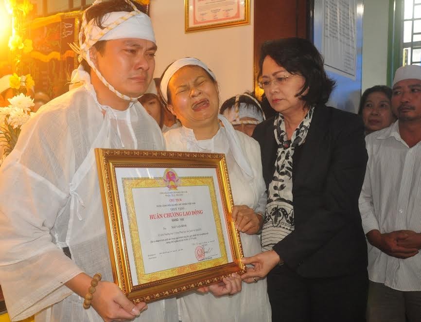 Phó Chủ tịch nước Đặng Thị Ngọc Thịnh trao Huân chương Lao động hạng Nhì cho thân nhân gia đình đại biểu Ngô Văn Minh (Ảnh: Báo Quảng Nam)