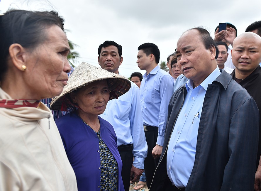 Thủ tướng đã tới xã An Xuyên 3, xã Mỹ Chánh, Phù Mỹ, hỏi thăm bà con về tình hình thiệt hại do đợt lũ lụt vừa qua. 