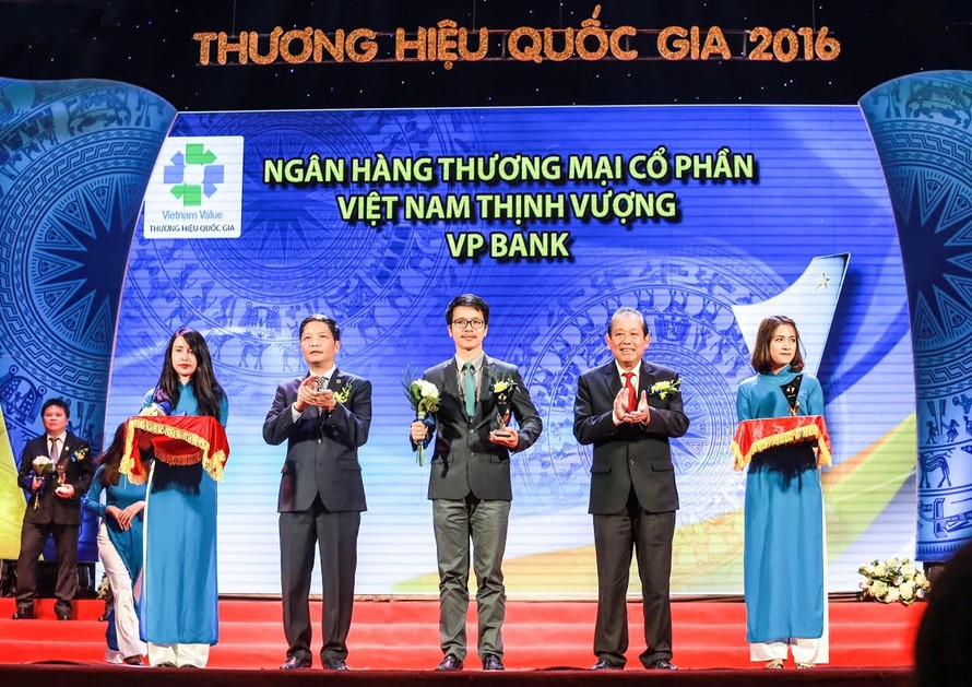 Đại diện VPBank (đứng giữa) nhận giải thưởng,