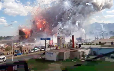 Cột khói bốc lên từ vụ nổ chợ pháo hoa được nhìn thấy từ xa.