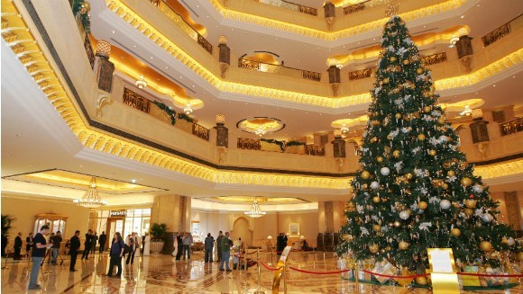 Cây thông được đặt ở tiền sảnh khách sạn Emirates Palace. Ảnh: Guinness World Records. 