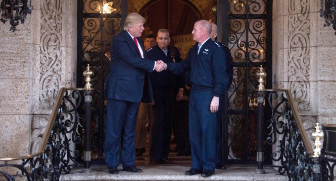 Tổng thống đắc cử Donald Trump (trái) tiếp các tướng lĩnh Mỹ ngày 21-12 tại khu nghỉ dưỡng của ông ở bang Florida - Ảnh: AFP