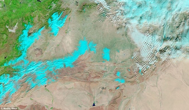 Tuyết rơi ở sa mạc Sahara nhìn từ vũ trụ