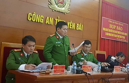Trung tá Phạm Anh Sơn (người đứng) công bố kết quả điều tra chính thức vụ nổ súng sát hại Bí thư, Chủ tịch HĐND tỉnh Yên Bái.