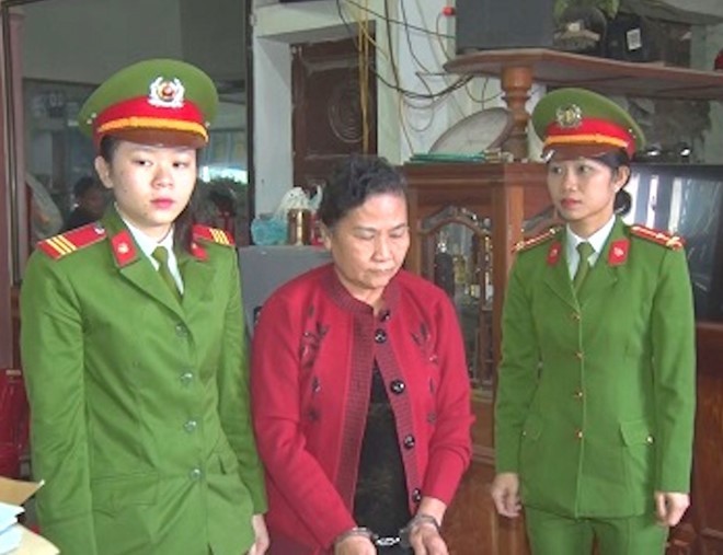 Công an đọc lệnh bắt giữ Nguyễn Thị Thảo. 