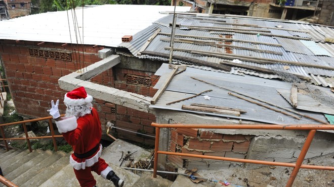 Một ông già Noel thăm khu ổ chuột Petare, gần Caracas vào ngày 11/12. Ảnh: Getty.