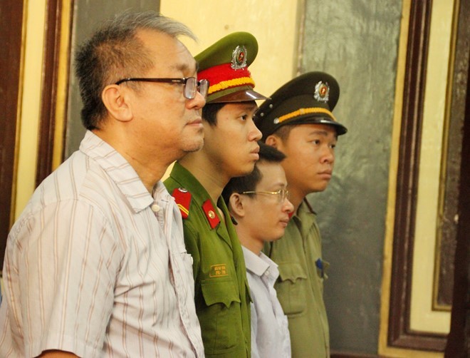 Phạm Công Danh (bên trái) cùng một số bị cáo tiếp tục hầu tòa phiên phúc thẩm vào ngày 27/12. 
