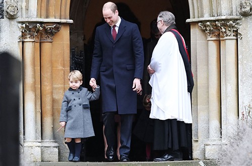 Hoàng tử George cùng bố mẹ và em gái tới nhà thờ ở làng Bucklebury, hạt Berkshire hôm 25/12.