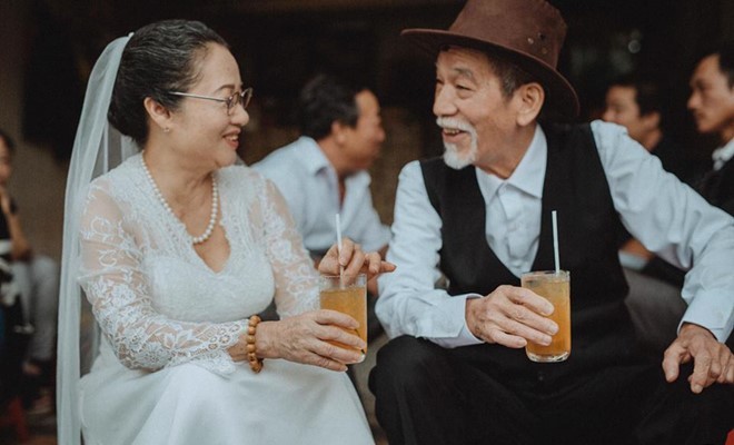 Cộng đồng mạng đang truyền tay nhau bộ ảnh cưới lãng mạn của vợ chồng nghệ sĩ Mai Ngọc Căn - Tống Thị Thanh Sơn với tên gọi Thời đại thay đổi, tình yêu có đổi thay. 