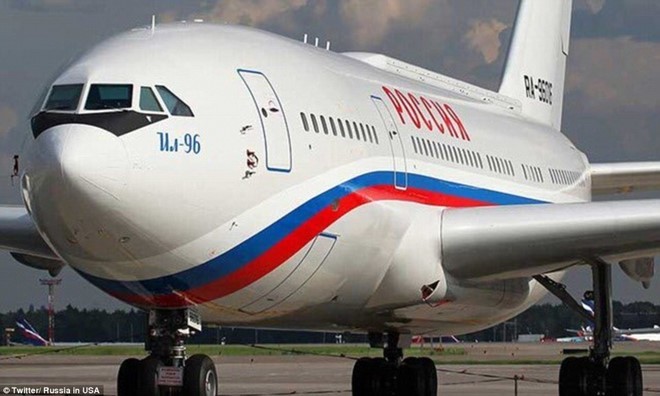 Chiếnc Ilyushin Il-96 do tổng thống Nga phái đến Mỹ để đón các nhà ngoại giao. Ảnh: Twitter/Russia in USA.