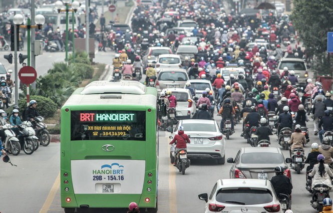 Những ngã tư lớn như Lê Văn Lương - Tố Hữu - Khuất Duy Tiến, buýt nhanh BRT vẫn di chuyển khó khăn trong giờ cao điểm
