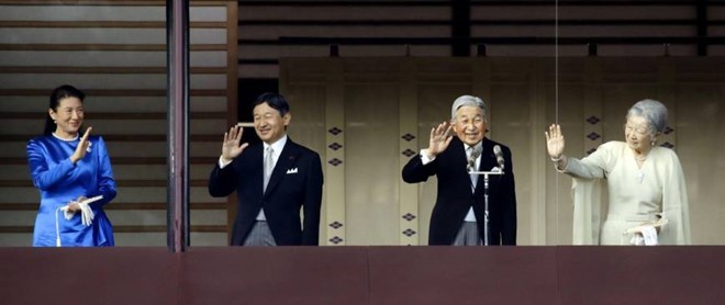 Nhật hoàng Akihito, Hoàng hậu Michiko và gia đình Thái tử Naruhito gặp gỡ người dân ngày đầu năm mới. Ảnh: Kyodo.