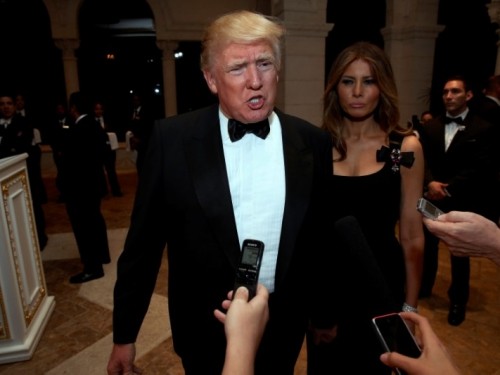 Ông Trump hôm 31/12 trả lời báo chí tại bang Florida trong bữa tiệc năm mới. Ảnh: AP