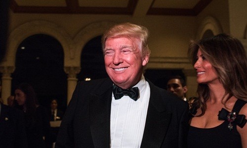 Tổng thống đắc cử Mỹ Donald Trump và vợ, bà Melania, có mặt tại buổi tiệc mừng năm mới ở Mar-a-Lago. Ảnh: New York Times