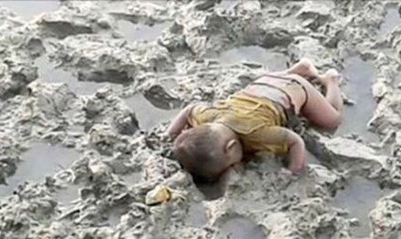 Cậu bé Mohammed Shohayet, 16 tháng tuổi, chết úp mặt xuống bùn
