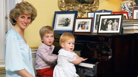 Công nương Diana cùng hai Hoàng tử William và Harry tại Cung điện Kensington. Ảnh: GETTY IMAGES
