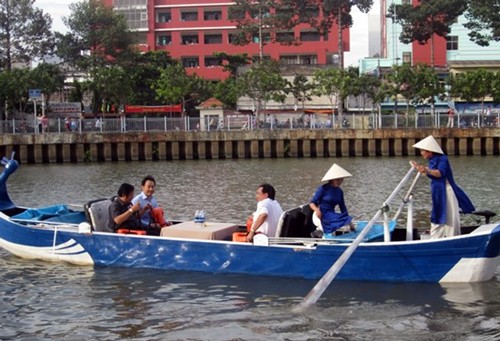 Thuyền du lịch đưa khách tham quan trên kênh Nhiêu Lộc - Thị Nghè. 