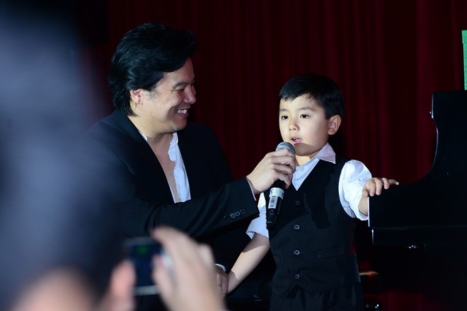Thanh Bùi trò chuyện cùng Evan Lê trong đêm nhạc gây quỹ Trịnh Công Sơn tổ chức vào tháng 12/2016. Ảnh: NVCC.