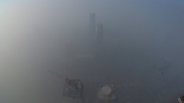 Chính quyền cho biết điều kiện thời tiết không thuận lợi khiến tình trạng sương mù độc hại kéo dài. Ảnh: Reuters.
