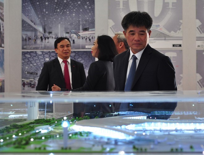 Người dân xem mẫu thiết kế nhà ga sân bay Long Thành tại cuộc trưng bày, lấy ý kiến cộng đồng. 