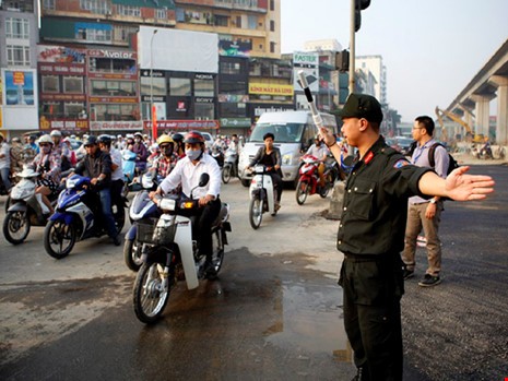 Công an TP Hà Nội tăng cường 200 cảnh sát cơ động để bảo đảm trật tự ATGT dịp tết năm 2017. Ảnh: Vietnnamnet