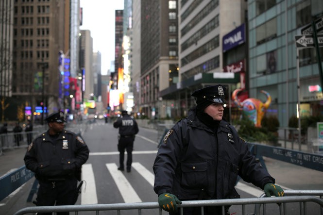 Các cảnh sát thuộc Sở Cảnh sát New York làm nhiệm vụ gần quảng trường Thời Đại tại Manhattan, New York - Ảnh: Reuters