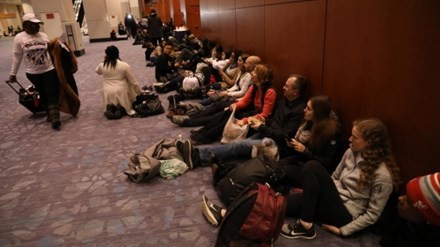 Hàng trăm người xếp hàng sớm tại trung tâm hội nghị ở Chicago. Ảnh: ChicagoTribune.