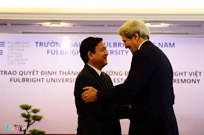 Ngoại trưởng Mỹ John Kerry trò chuyện thân mật cùng Bí thư Thành ủy TP.HCM Đinh La Thăng trong buổi lễ trao giấy phép thành lập cho Đại học Fulbright Việt Nam ngày 25/5. 