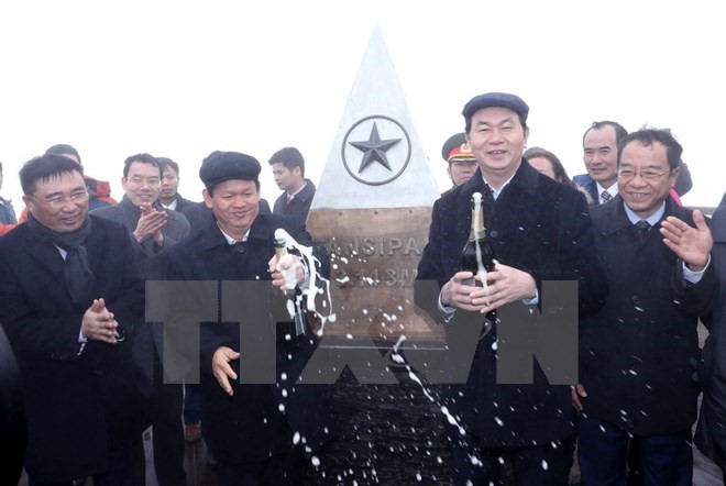 Chủ tịch nước Trần Đại Quang cùng các đại biểu chúc mừng Lễ thượng cờ tại cột mốc 3.143 m.
