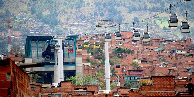 Hệ thống cáp treo Caracas Metrocable ở Venezuela, kết nối khu dân cư với mạng lưới tàu điện ngầm của thành phố. Ảnh: Architonic. 