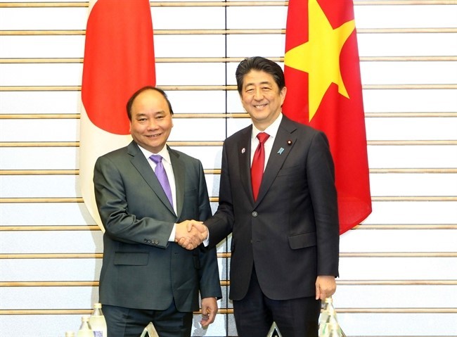 Thủ tướng Nguyễn Xuân Phúc và Thủ tướng Shinzo Abe tại Hội nghị thượng đỉnh nhóm các nước công nghiệp G7 ở Tokyo năm 2016. Ảnh: TTXVN.