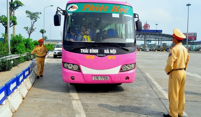 Cảnh sát giao thông kiểm tra xe khách chạy tuyến Thái Bình - Hà Nội có dấu hiệu chở quá người quy định trong năm 2016. 