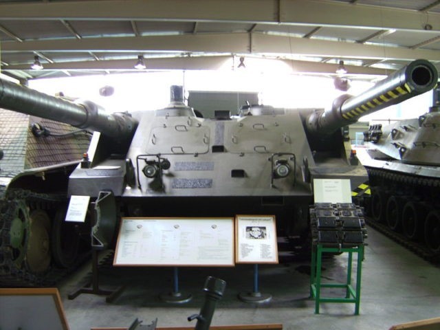 Mẫu xe tăng 2 pháo chính trưng bày tại một bảo tàng quân sự ở Đức. Ảnh: War History Online