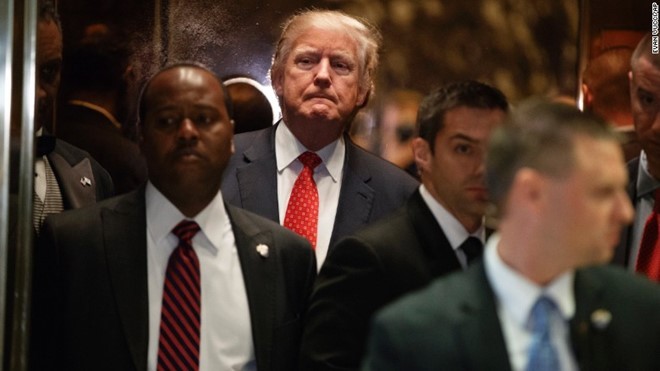 Ông Trump trong thang máy sau cuộc họp báo hôm 9/1 tại New York. Ảnh: AP.