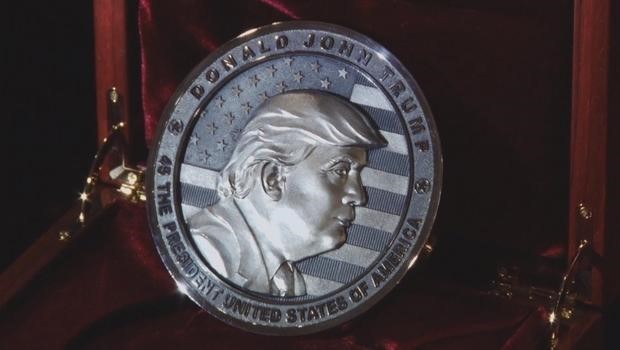 Đồng xu đặc biệt có chân dung Trump. Ảnh: AP.