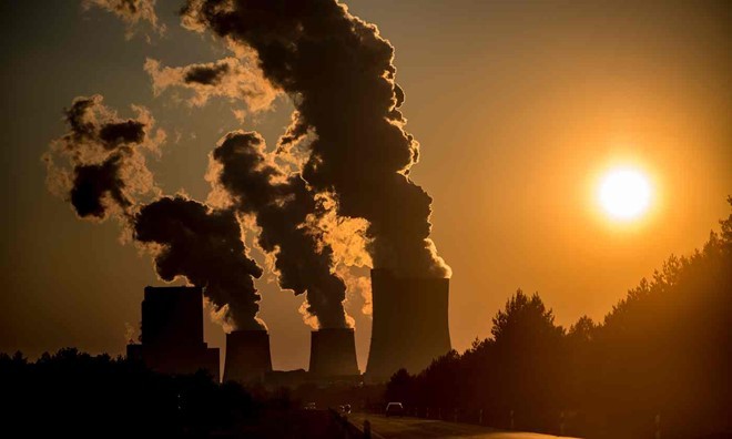 Các nhà khoa học cho rằng hoạt động của con người làm tăng khí thải CO2 khiến trái đất không ngừng nóng lên. Ảnh: Guardian.