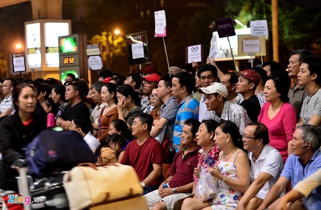 Rất đông người đứng chờ đón thân nhân từ nước ngoài về quê đón Tết tại sảnh đến Ga quốc tế Cảng HKQT Tân Sơn Nhất.