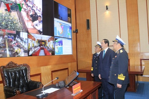 Chủ tịch nước Trần Đại Quang nói chuyện với quân và dân trên đảo Trường Sa Lớn, Song Tử Tây và đảo Sinh Tồn qua cầu truyền hình trực tuyến.