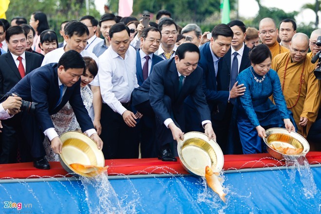 Chủ tịch nước Trần Đại Quang (giữa) thả cá chép trên kênh Tàu Hũ. 