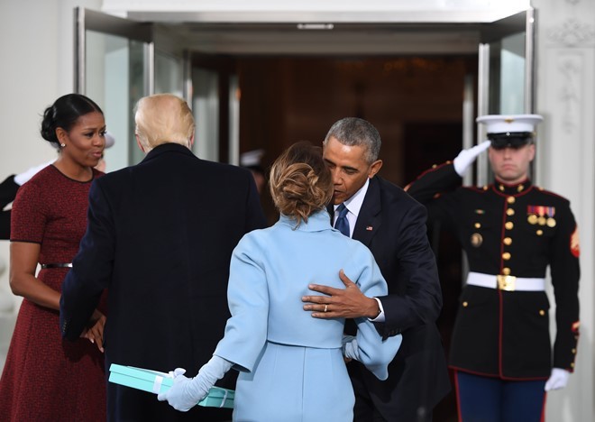 Vợ chồng ông Trump tới Nhà Trắng uống trà và trò chuyện cùng nhà Obama. Ảnh: Getty.