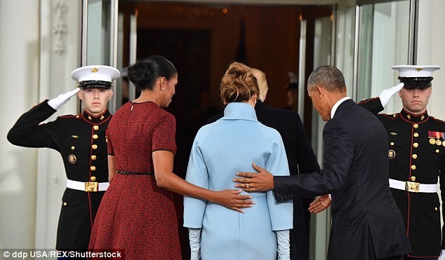 Vợ chồng ông Obama cùng đón bà Melania. Ảnh: AP. 