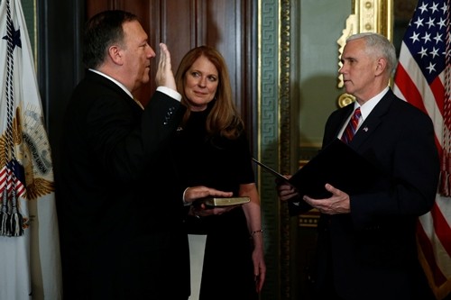Mike Pompeo hôm 23/1 tuyên thệ nhậm chức Giám đốc CIA trước phó Tổng thống Mỹ Mike Pence. Ảnh: Reuters