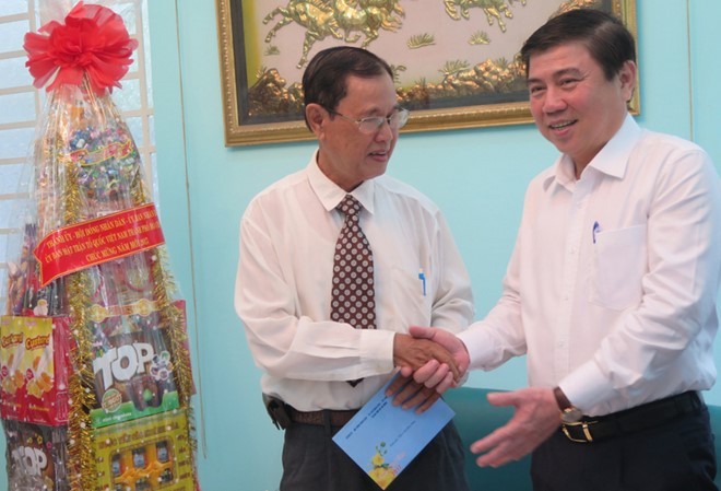 Tiến sĩ Hồ Hữu Nhựt, bắt tay Chủ tịch UBND TP. 